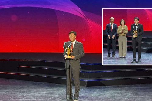 HLV Kim Sang-sik đoạt danh hiệu Chuyên gia nước ngoài xuất sắc 2025