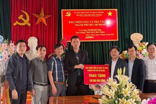 Báo Nhân Dân chia sẻ khó khăn với các trường học địa bàn Nghệ An
