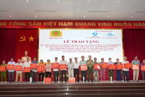 Bộ Công an tặng 1.000 phần quà Tết cho người dân thành phố Cần Thơ