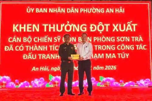 Khen thưởng Đồn Biên phòng Sơn Trà sau chuyên án bắt giữ đối tượng tàng trữ ma túy