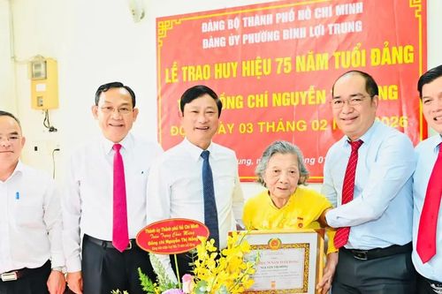 Trao Huy hiệu 75 năm tuổi Đảng đến đồng chí Nguyễn Thị Hồng