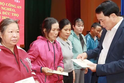 Thượng tướng Lê Quốc Hùng trao quà tết cho các hộ nghèo tại Hà Tĩnh