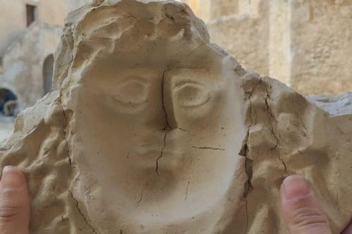Phát hiện mặt nạ Medusa kỳ lạ tại Sicily cổ đại