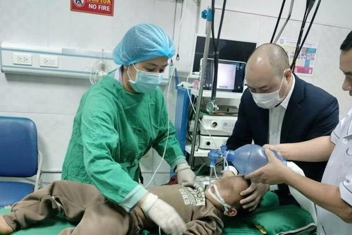 Lần đầu nội soi khí quản gắp dị vật, cứu sống trẻ 5 tuổi trong gang tấc