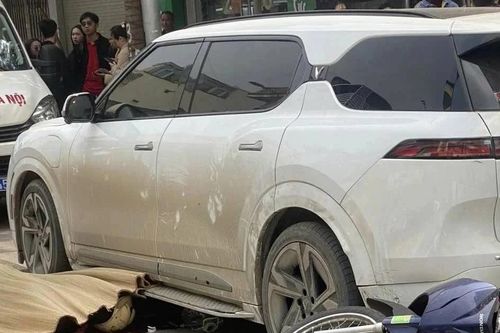 Tạm giữ tài xế ô tô lùi xe khiến 2 người thương vong ở Hà Nội