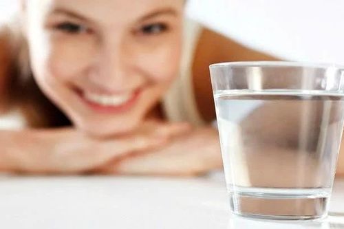 Uống một ly nước này trước khi ngủ, vòng eo nhẹ nhõm hơn mỗi sáng