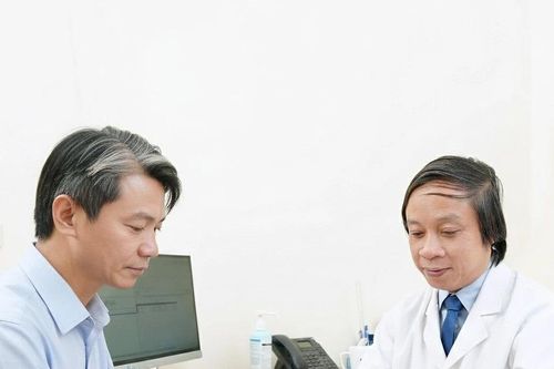 Đau trong miệng, nói chuyện không rõ do ung thư lưỡi