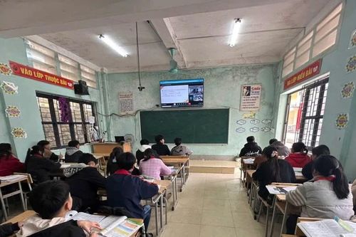 Ôn thi lớp 10 bằng hình thức trực tuyến liên trường, học sinh vùng khó hưởng lợi