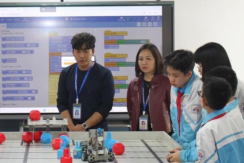 Kỳ vọng công nghệ và trách nhiệm người thầy từ những phòng học thông minh