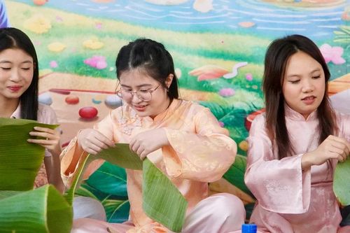 Phiên chợ 'Xuân Đa Sắc' gây quỹ hỗ trợ học trò nghèo