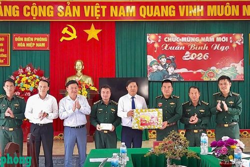 Bí thư Tỉnh ủy Đắk Lắk thăm, chúc Tết cán bộ, chiến sĩ Đồn Biên phòng Hòa Hiệp Nam