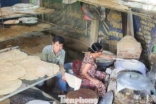 Đặc sản vào vụ Tết, làng nghề 'đỏ lửa' suốt ngày đêm