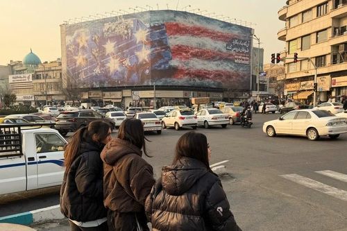Iran âm thầm chuẩn bị khi hạm đội Mỹ tiến gần