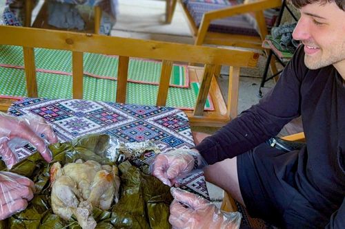Khách Tây thích thú nướng gà, làm chả thịt giữa thung lũng ở Ninh Bình