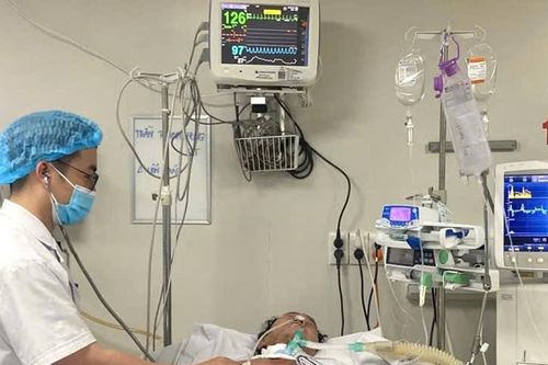 Người đàn ông nguy kịch vì uốn ván, vợ nghèo kiệt quệ cầu mong phép màu
