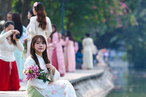 'Nàng thơ' đứng kín bờ hồ Hoàn Kiếm chụp ảnh chơi Tết