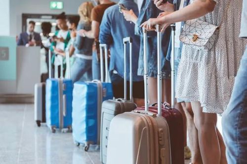 Vì sao nhiều hành khách chen chúc xếp hàng để lên máy bay dù chưa tới lượt?
