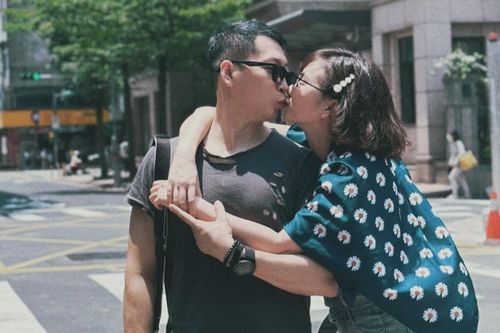 Hoa hậu 4 con Jennifer Phạm lạ lẫm, diễn viên Hương Giang hôn chồng đắm đuối