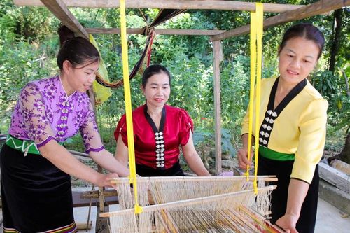 Về Tà Lạnh nghe nhịp tằm tang