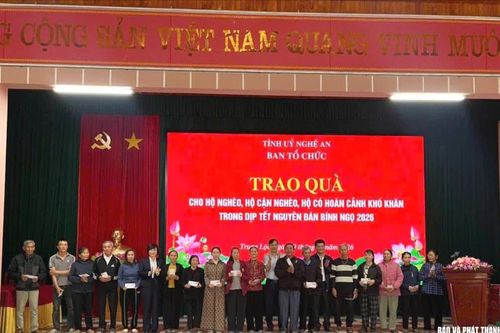 Trưởng Ban Tổ chức Tỉnh ủy Nghệ An thăm, chúc Tết hộ nghèo, hộ có hoàn cảnh khó khăn tại xã Trung Lộc