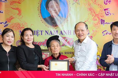 Phó Bí thư Thường trực Tỉnh ủy chúc Tết người có công ở phường Thành Sen
