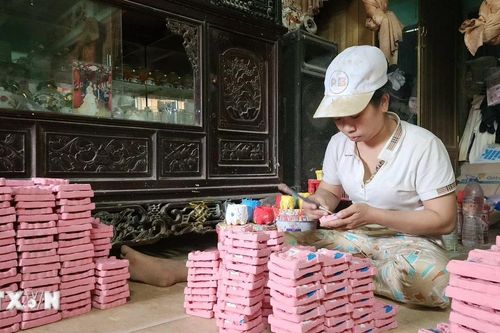 Thành phố Huế: Giữ lửa làng nghề làm tượng Táo quân ở xứ Huế