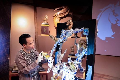 Bộ sưu tập Thiên Mã: Lời chúc Bính Ngọ 'Viên mãn đại thành' của nghệ nhân điêu khắc ánh sáng