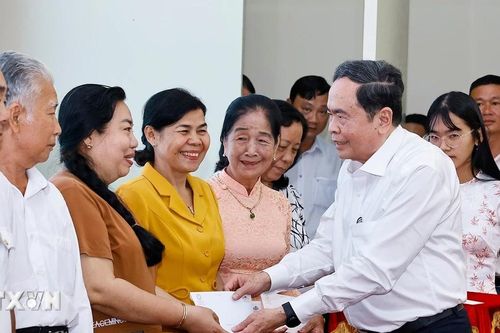 Chủ tịch Quốc hội thăm, chúc Tết và tặng quà các gia đình chính sách ở Cần Thơ