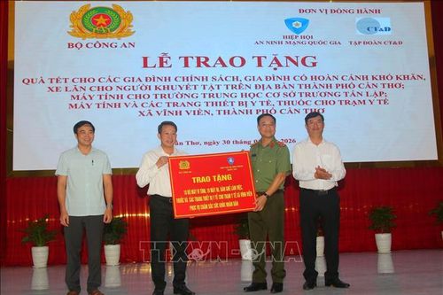 Bộ Công an trao tặng quà Tết ở Cần Thơ
