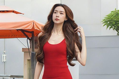 Bảo Ngọc diện váy hai dây ôm sát body, khoe trọn đôi chân dài 1m23