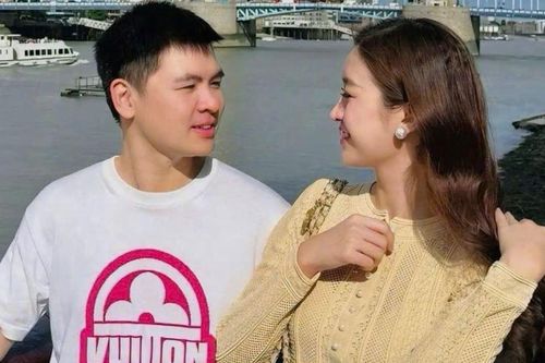 Túi xách 200 triệu của con dâu bầu Hiển