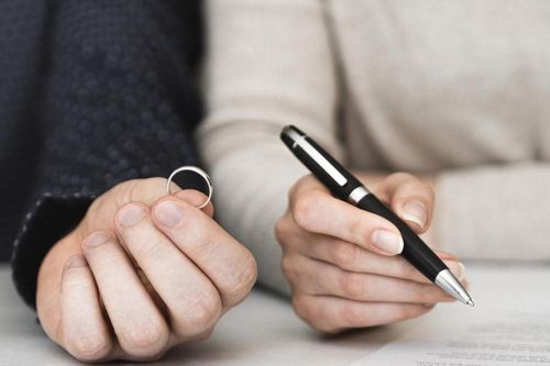 Hậu ly hôn vẫn kiệt sức nuôi chồng cũ ăn bám
