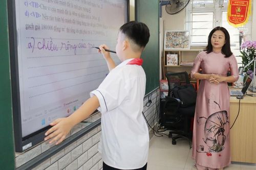 'Giáo dục số' với 2 gam màu sáng, tối đan xen