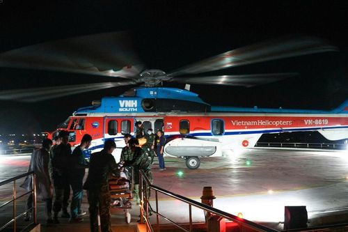 Trực thăng đưa bệnh nhân từ đảo Trường Sa Lớn về đất liền điều trị