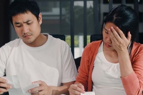 Chồng 'quẳng' gánh nặng tài chính cho vợ giữa cơn bão giá
