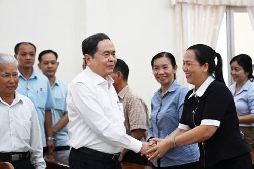 Chủ tịch Quốc hội thăm, tặng quà gia đình chính sách nhân dịp Tết
