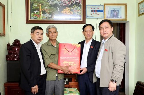 Phó Trưởng Đoàn ĐBQH tỉnh Mai Văn Hải thăm, tặng quà gia đình chính sách, hộ nghèo nhân dịp Tết Nguyên đán 2026