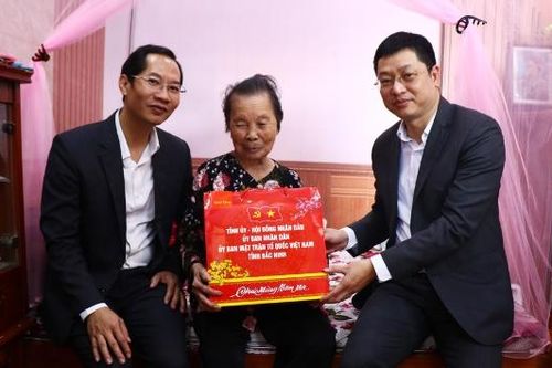 Phó Bí thư Tỉnh ủy Trần Huy Phương thăm, tặng quà nhân dịp Tết Nguyên đán
