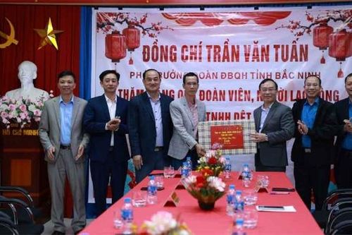 Phó Trưởng Đoàn chuyên trách Đoàn đại biểu Quốc hội tỉnh Bắc Ninh Trần Văn Tuấn tặng quà Tết công nhân xã Yên Thế