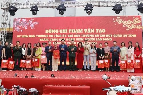 Đại tá Phạm Văn Tạo, Chỉ huy trưởng Bộ Chỉ huy quân sự tỉnh thăm, tặng quà doanh nghiệp, người lao động