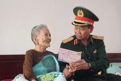 Lãnh đạo Quân khu 5 tặng quà Tết người có công và gia đình khó khăn