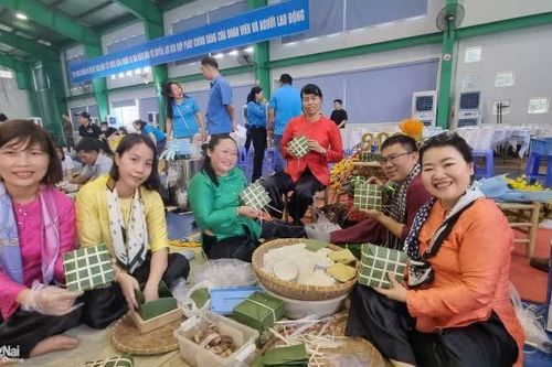 Trao bánh chưng xanh - Đón xuân ấm áp