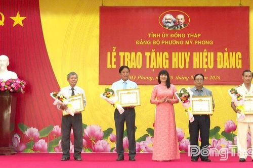 Đảng ủy phường Mỹ Phong trao tặng 15 Huy hiệu Đảng đợt 3-2
