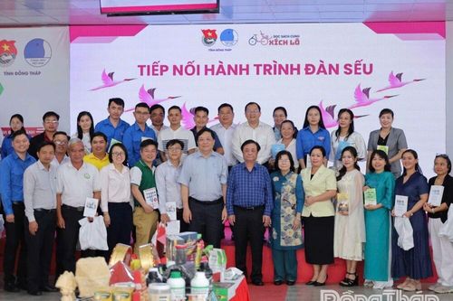 Phó Chủ tịch Quốc hội và Chủ tịch UBND tỉnh gặp gỡ thanh niên, dự sơ kết 10 năm 'Đàn sếu khởi nghiệp'