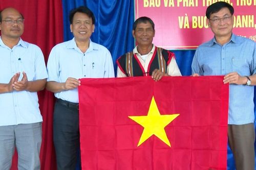 Báo và phát thanh, truyền hình Gia Lai kết nghĩa với buôn Ngôl và buôn Choanh, xã Uar
