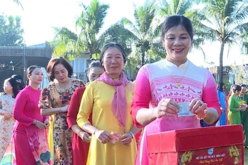 Hội LHPN phường Thống Nhất đồng diễn dân vũ, phát động nuôi heo đất để lì xì trẻ mồ côi
