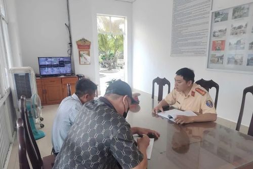 Xử lý 2 tài xế xe buýt sử dụng điện thoại khi đang điều khiển phương tiện