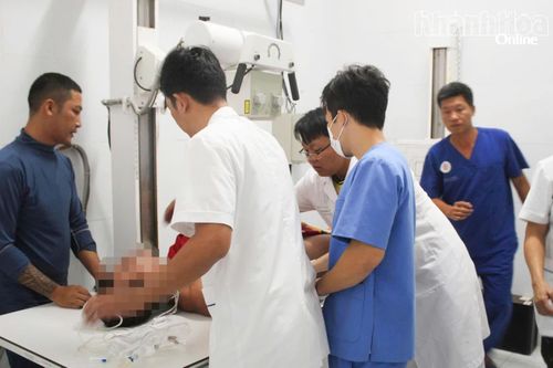Bệnh xá đảo Song Tử Tây cấp cứu ngư dân bị giảm áp do lặn sâu