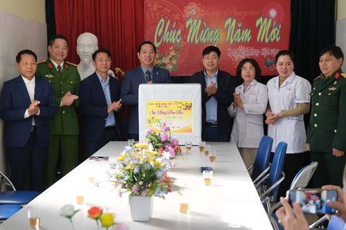 Chủ tịch UBND tỉnh thăm, tặng quà tết tại xã Bình Lư