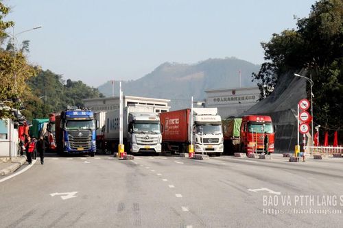 Gần 2.000 phương tiện chở hàng hóa xuất, nhập khẩu thông quan trong ngày